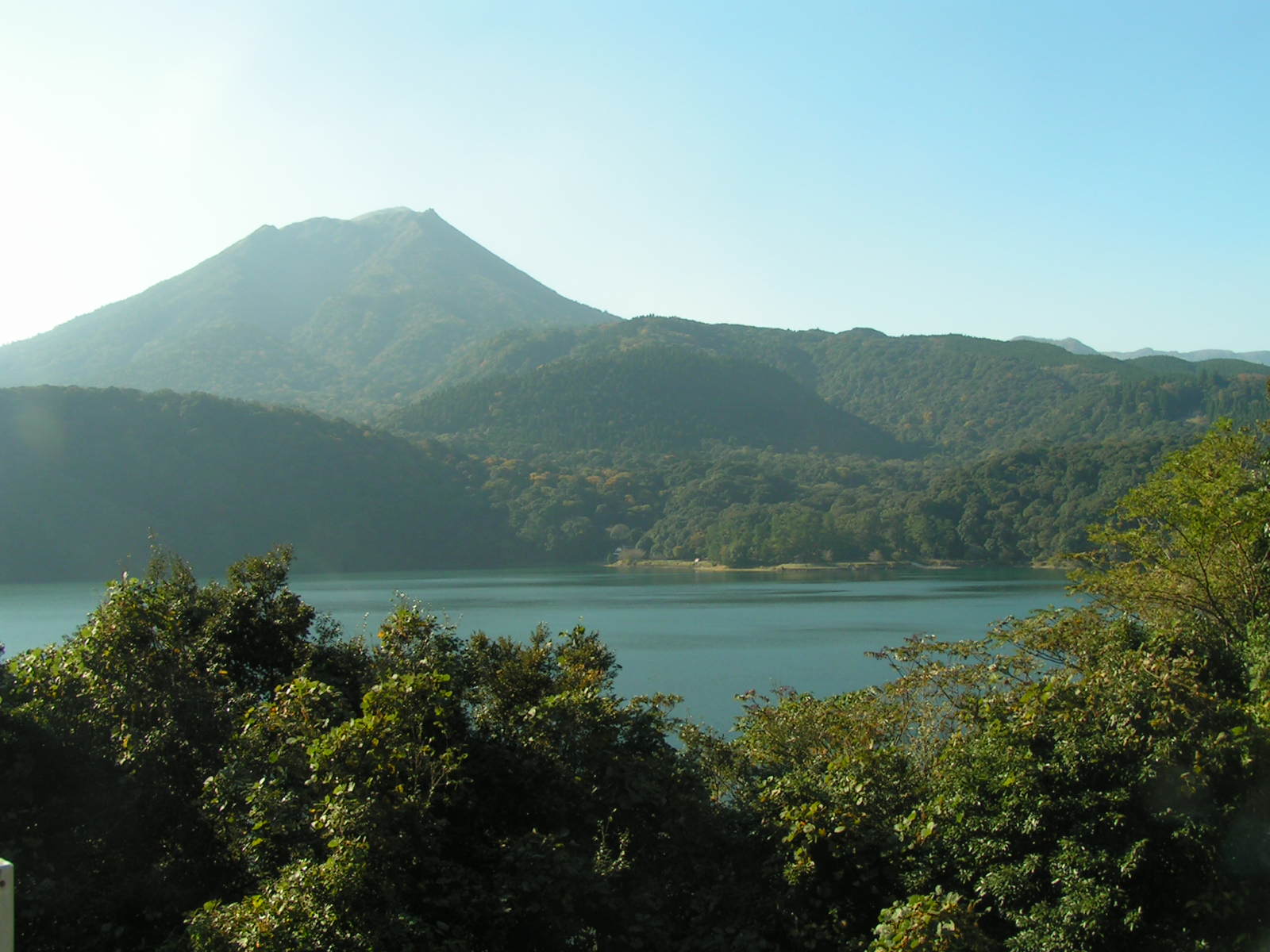 a beautiful lake in suberb nature