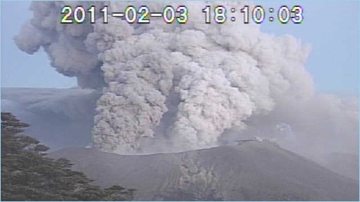 Following major eruptions in 2011, Shinmoedake in the Kirishima Mountains appeared to have quieted down, but signs of increased activity caused JMA to raise it to an alert level three in October 2017, and since March 2018 it has erupted several times.
